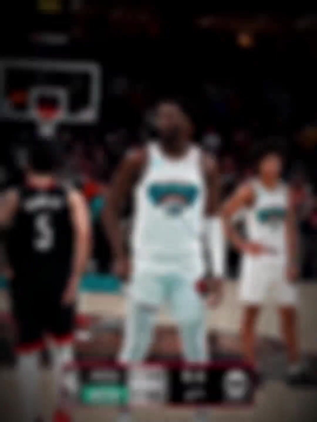 還有這種招范喬丹抹了把汗路過(guò)時(shí)擦在準(zhǔn)備罰球的小賈倫手上