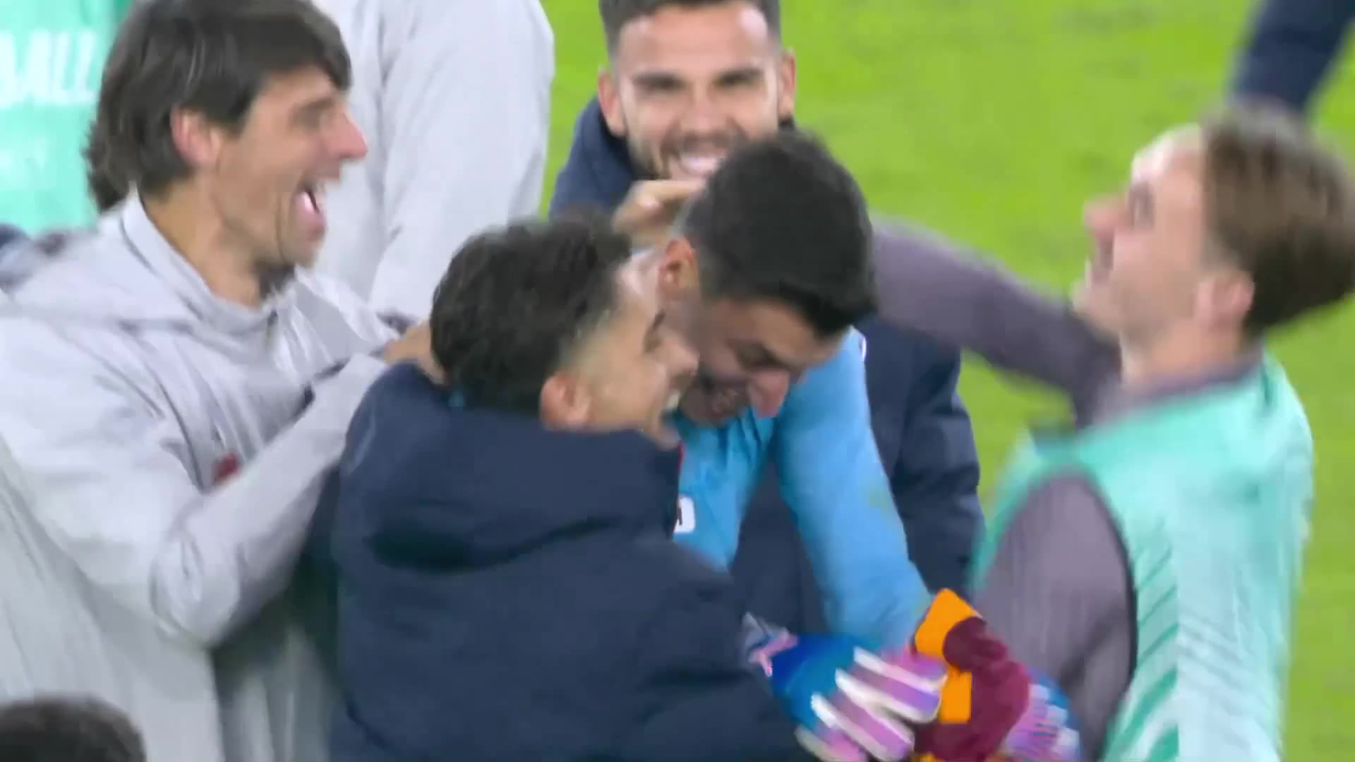 歷史第一人里爾門將一個(gè)點(diǎn)球撲出3次賽后全隊(duì)找他慶祝