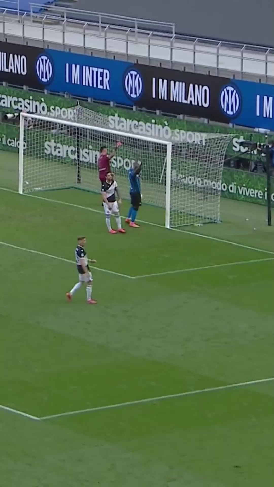 名場(chǎng)面盧卡庫(kù)人在門前站進(jìn)球天上來