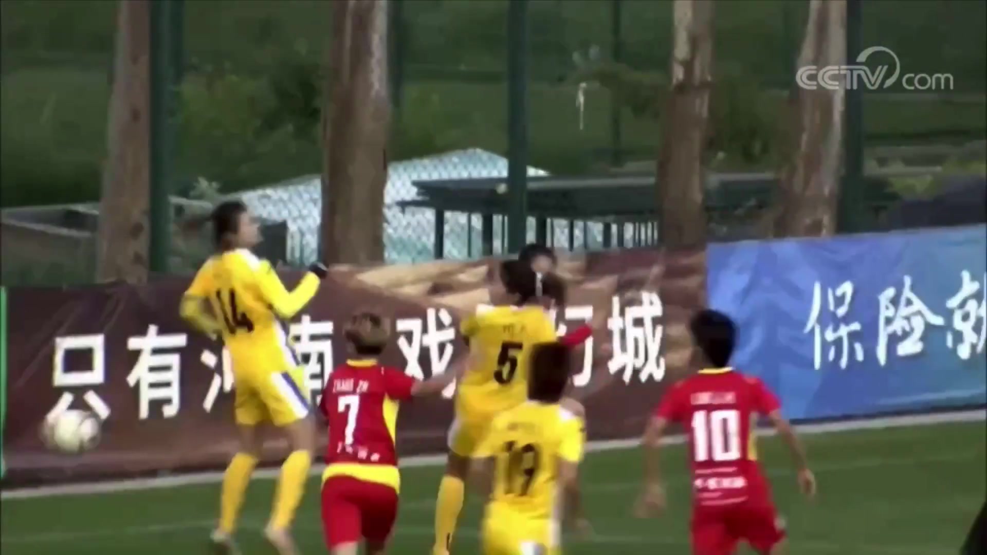 超級巨大女超聯(lián)賽名場面門將未開出門球被對手反搶絕平