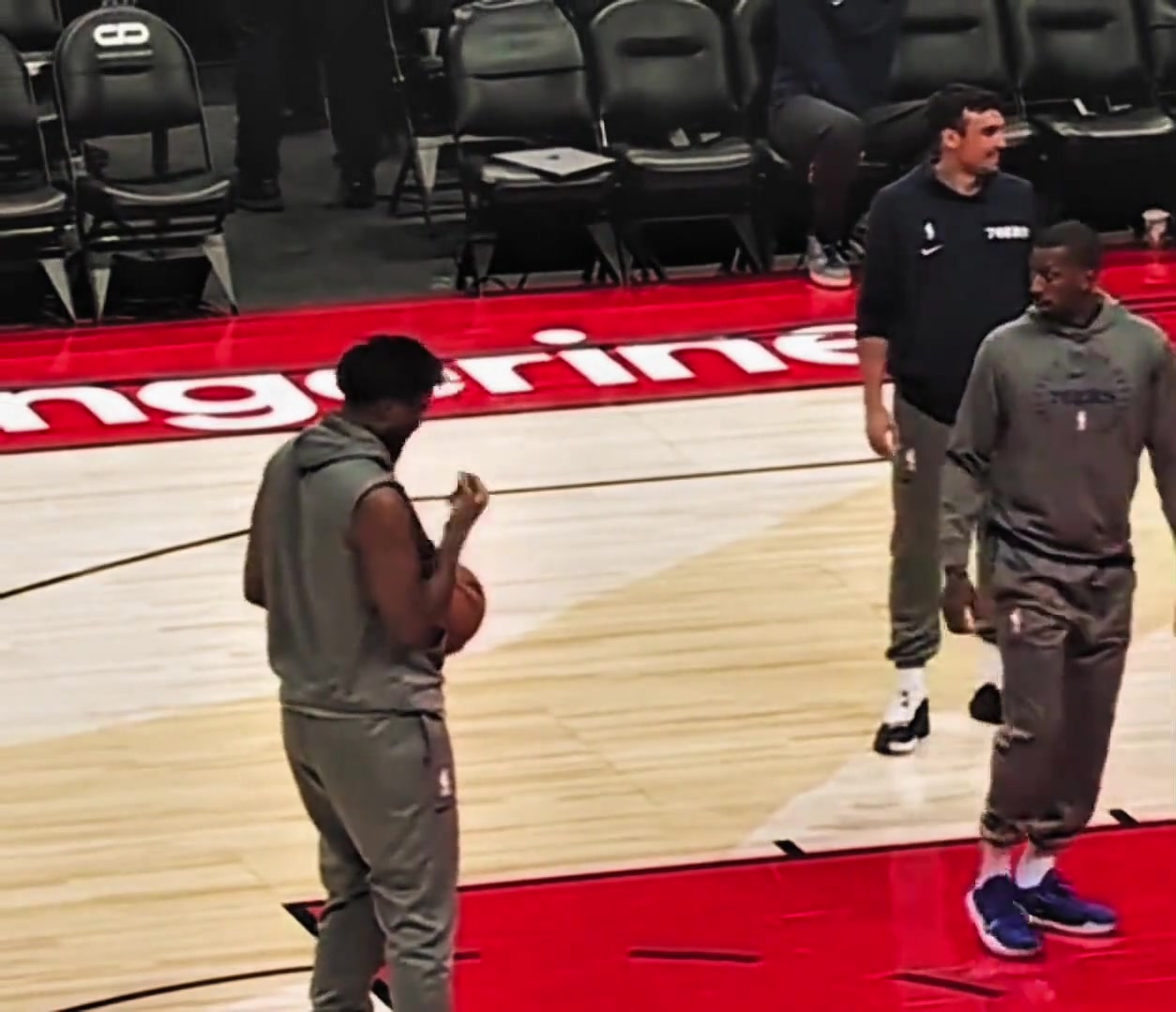 挺獵奇呀恩比德?lián)竿觌胧址疟亲由下勲S后罰球