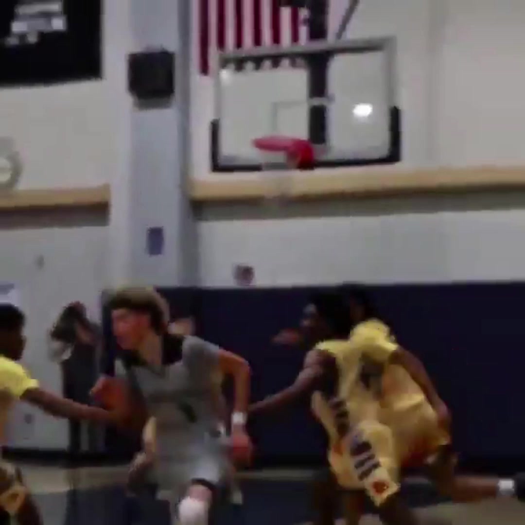 天賦盡顯鮑爾高中時在五人包圍網(wǎng)中命中三分