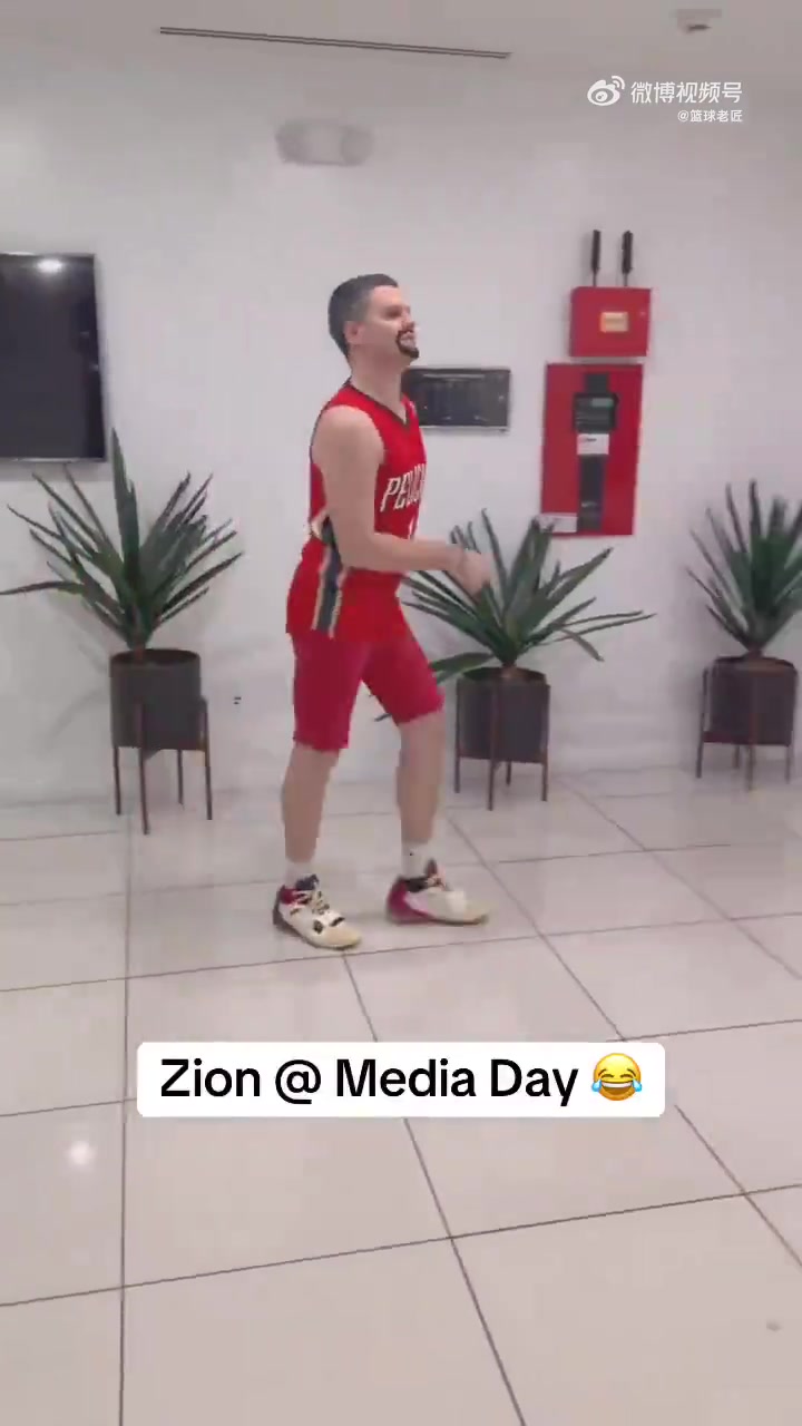 這小哥模仿挺像媒體日的胖虎錫是這么樣子