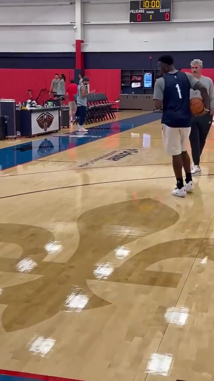 有點奇怪的組合普爾和錫安在訓(xùn)練中交流技戰(zhàn)術(shù)