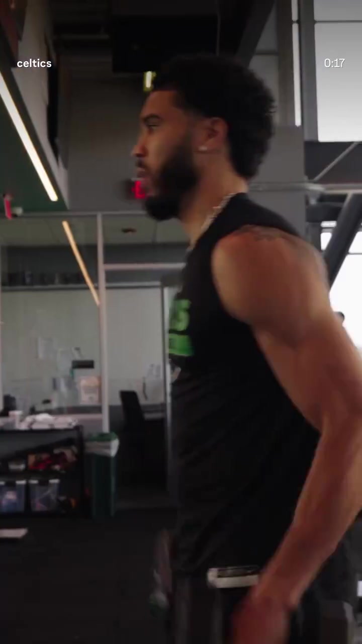 恢復(fù)神速塔圖姆回歸訓(xùn)練場進(jìn)行跑動(dòng)投籃等多項(xiàng)訓(xùn)練