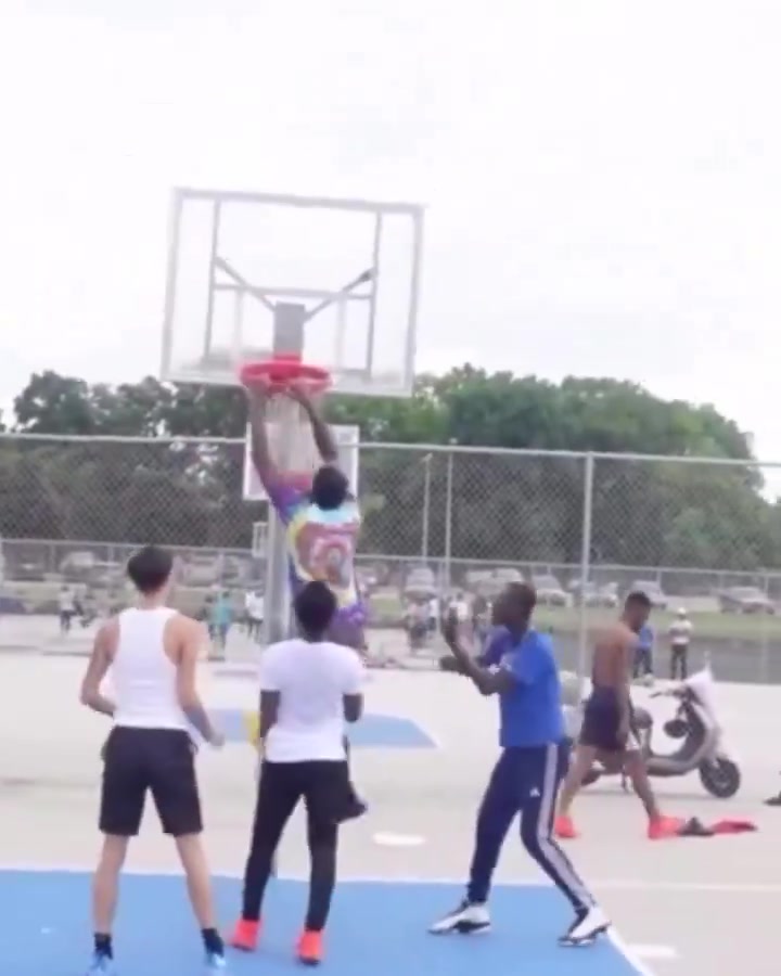 這個(gè)拋球角度確實(shí)秀翻了