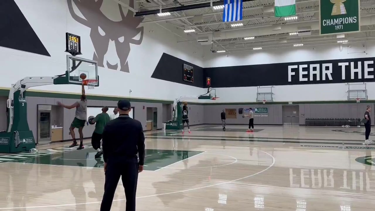 雄鹿隊內(nèi)訓(xùn)練庫茲馬這個狀態(tài)太離譜了吧連續(xù)投籃都短了