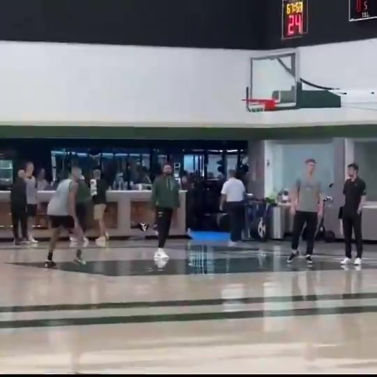 庫茲馬投籃訓(xùn)練運球脫手罰球線跳投一個比一個短字母哥看了會想哭