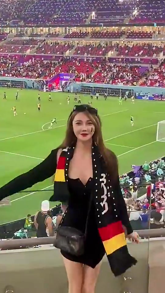 場(chǎng)邊的比利時(shí)美女球迷實(shí)在太養(yǎng)眼了真吸引人